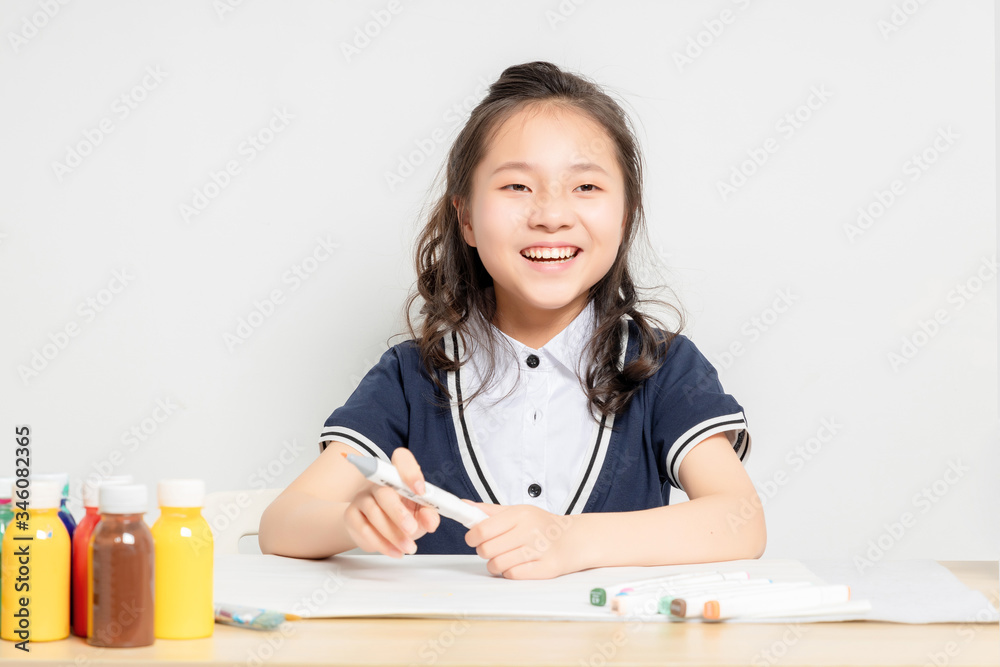 亚洲小学女生正在画画