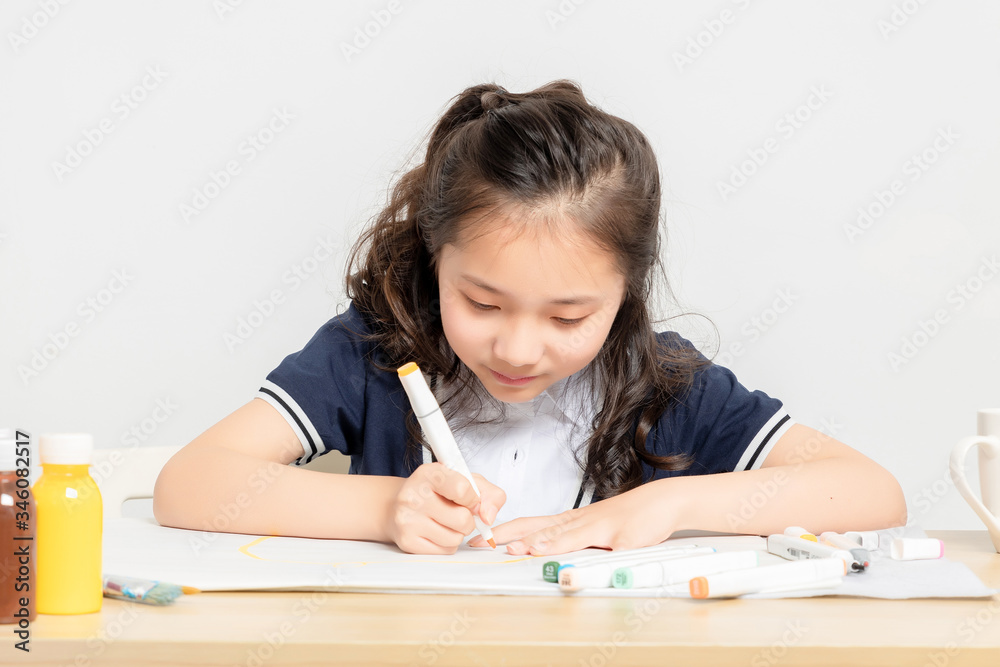 Asian primary school girls are drawing