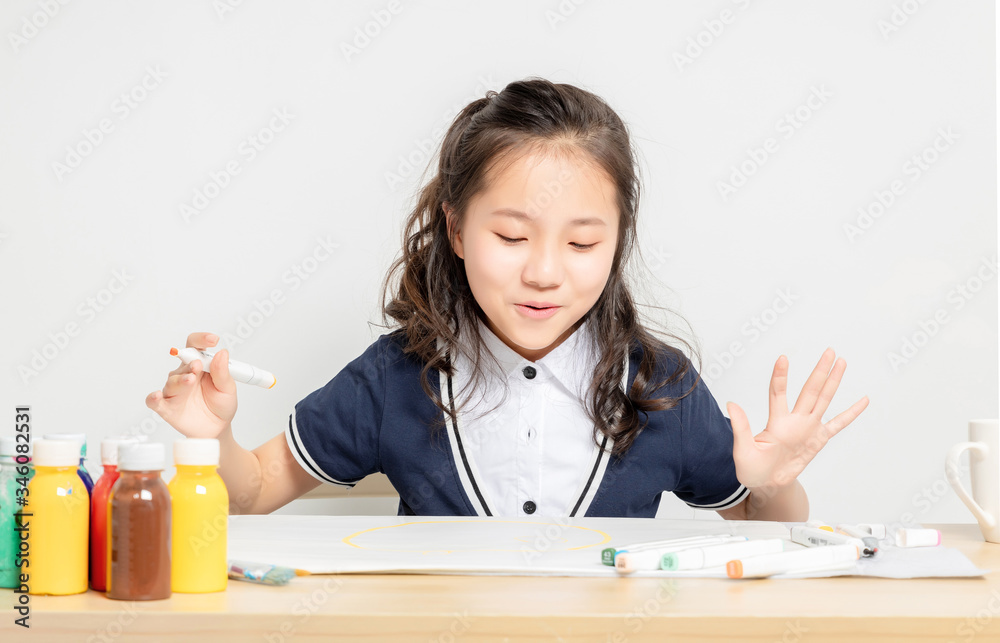 Asian primary school girls are drawing