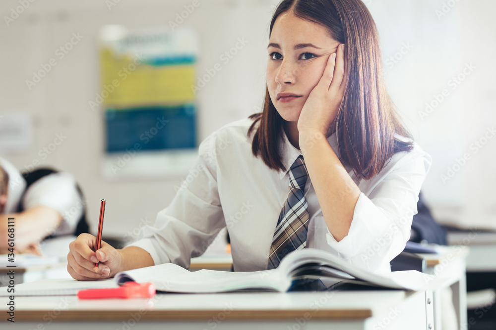 女学生在课堂上学习时的思考