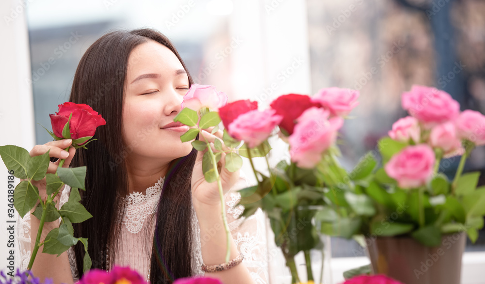 准备在家里修剪红色和粉色玫瑰以及美丽的插花的女人，花arr