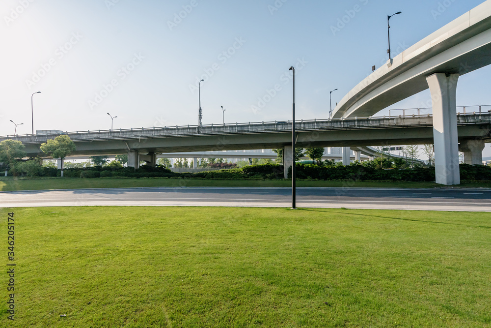 城市中有公路的立交桥