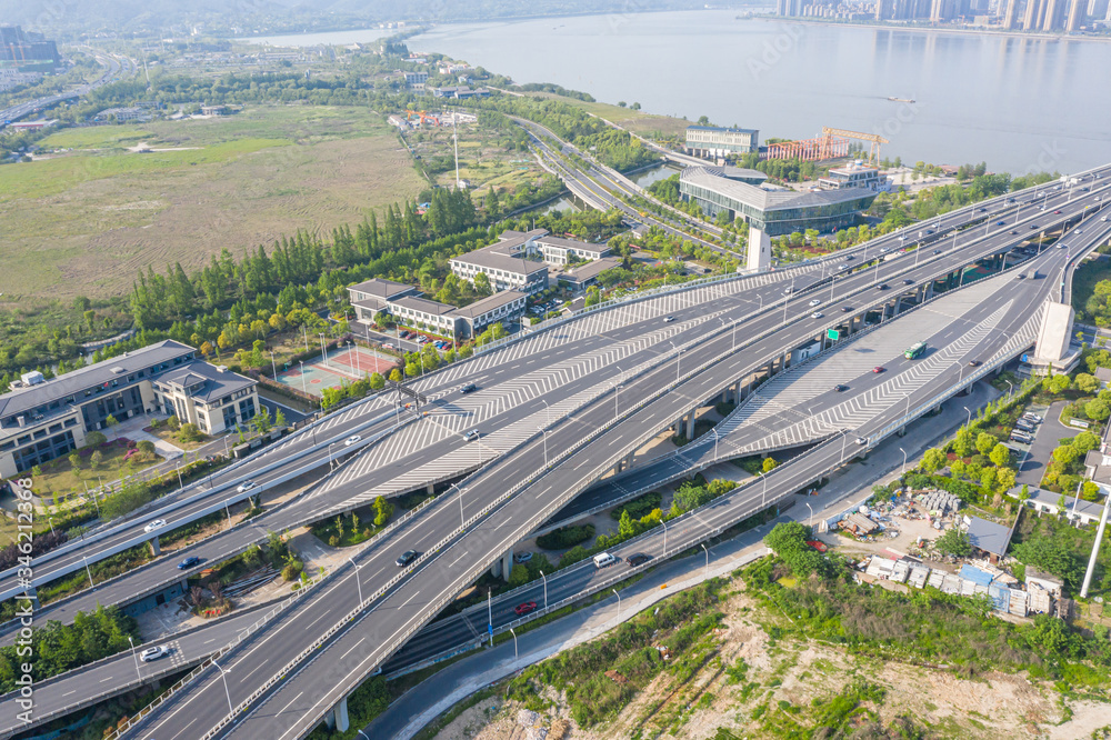 城市中有高速公路的立交桥