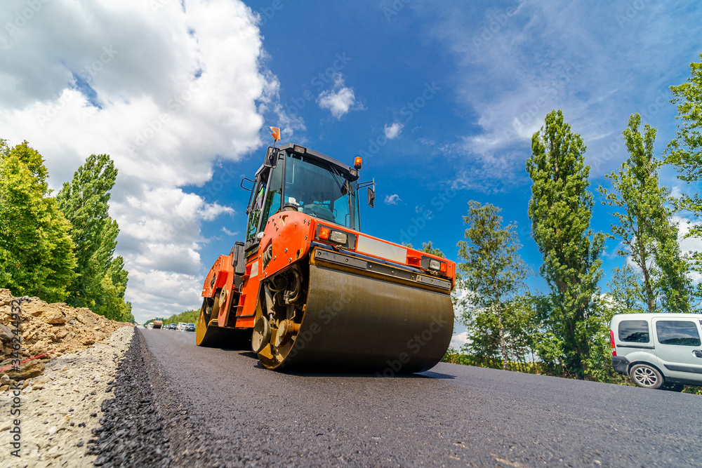 沥青路面工程中的重型振动压路机。道路修复。