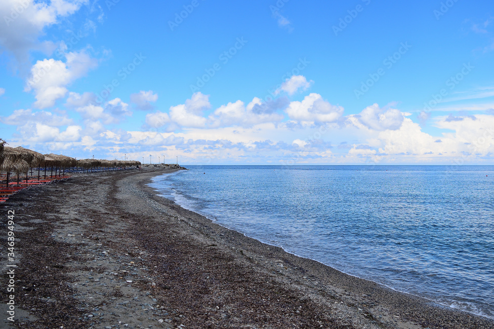 希腊爱琴海萨莫特拉基岛Therma海滩的多云夏日