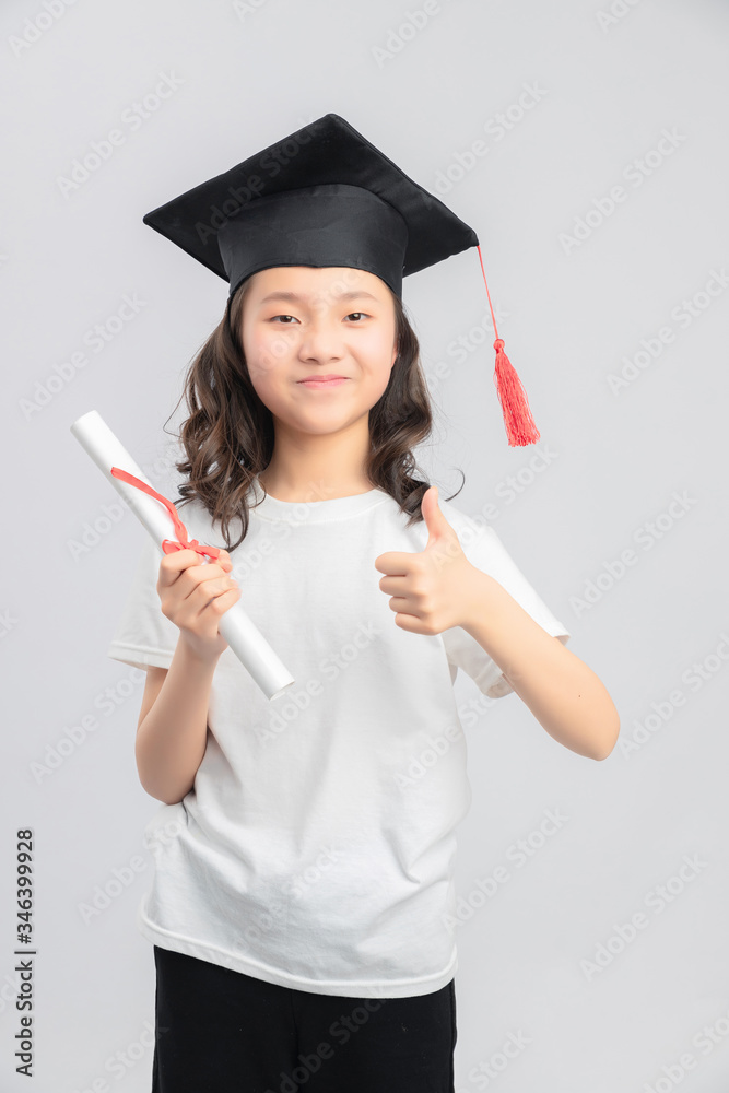 
Asian primary school girls in gray background