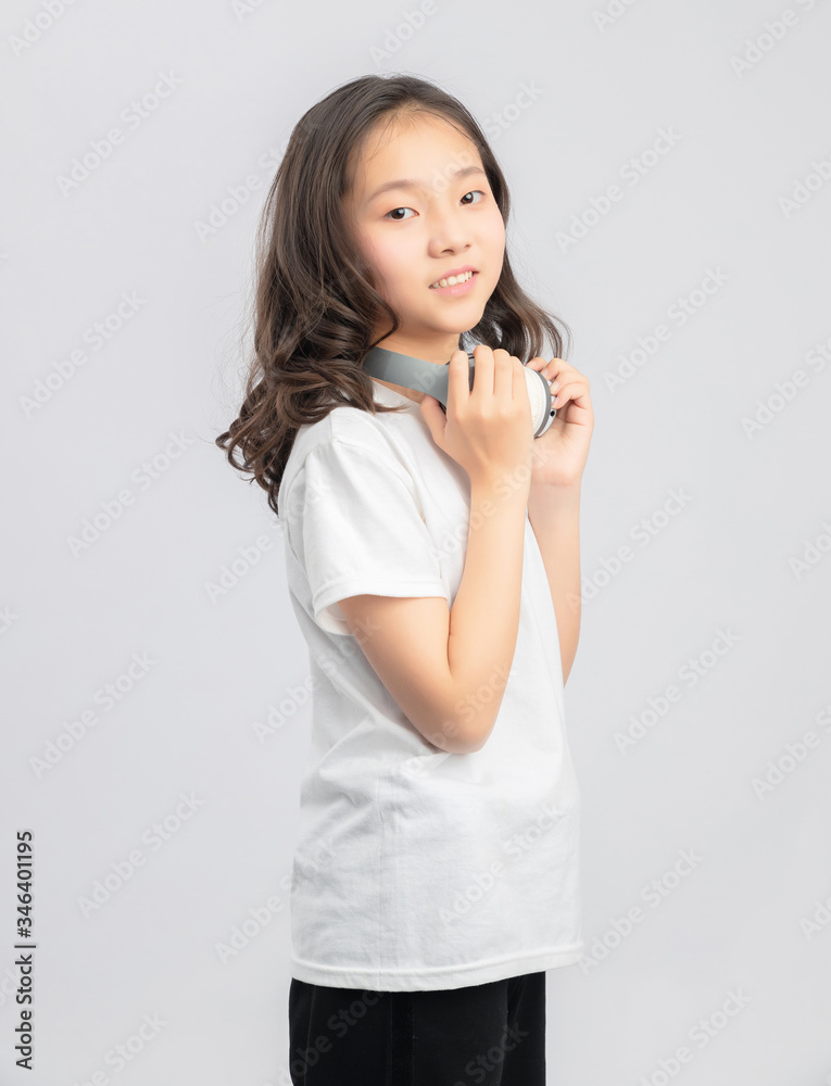 
Asian primary school girls in gray background