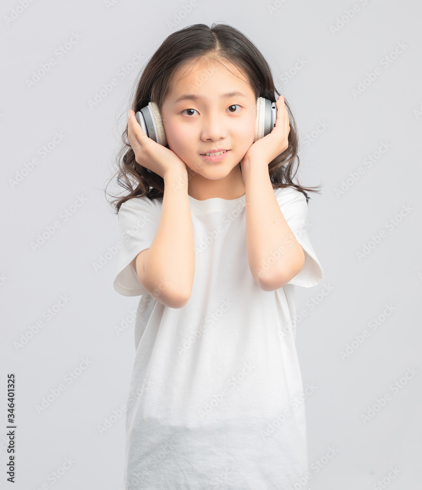 
Asian primary school girls in gray background