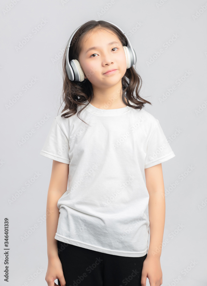 
Asian primary school girls in gray background