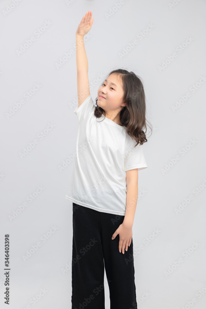 
Asian primary school girls in gray background