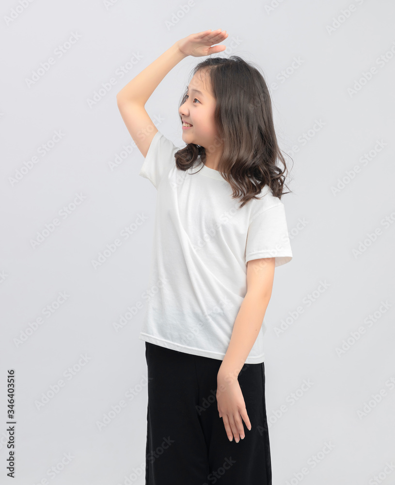 
Asian primary school girls in gray background