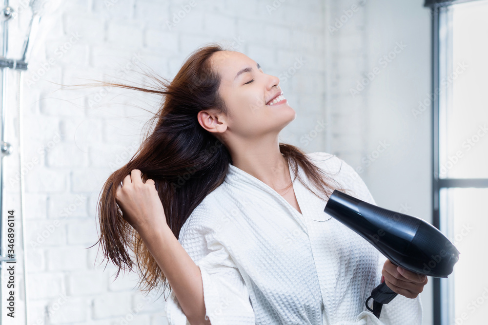 亚洲女人淋浴后擦干你的头发