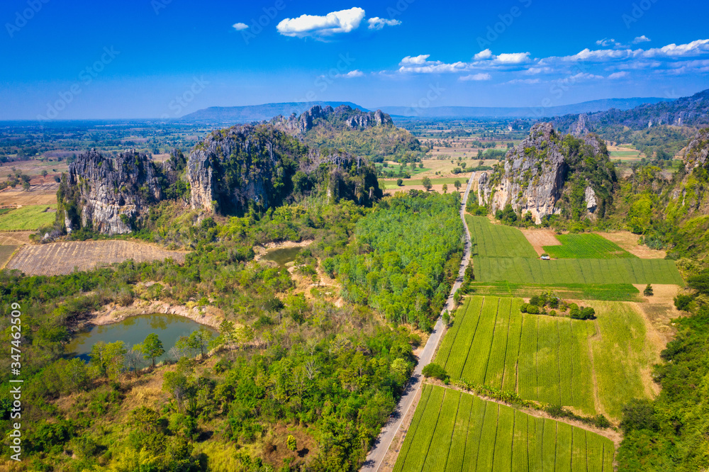 泰国Phitsanulok Noen Maprang区石灰岩山和稻田的鸟瞰图。