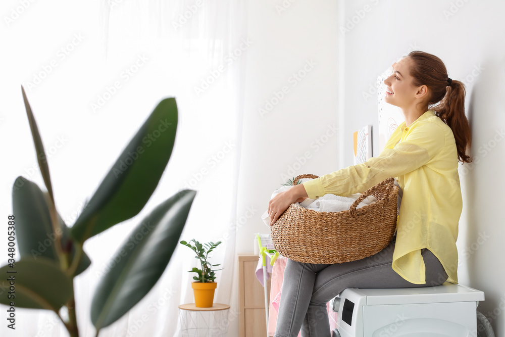 年轻女子在浴室洗衣服