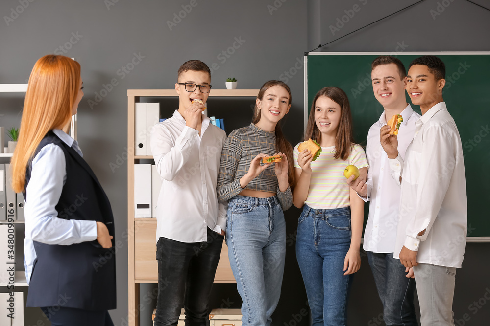 学生在教室吃午饭