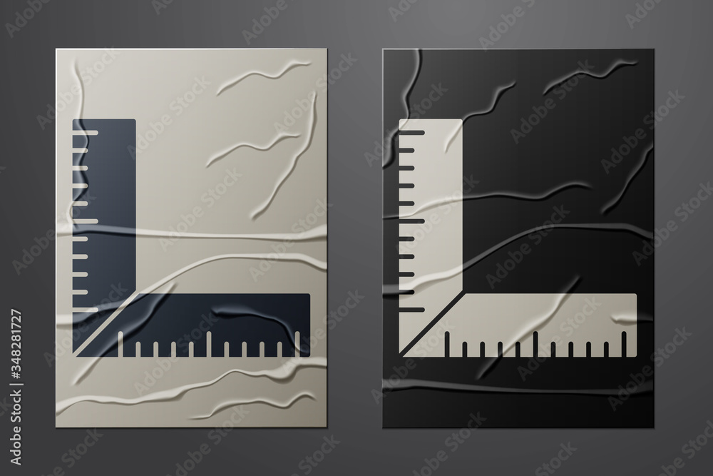 白色角尺图标孤立在皱巴巴的纸背景上。Setsquare，角尺，木工，我