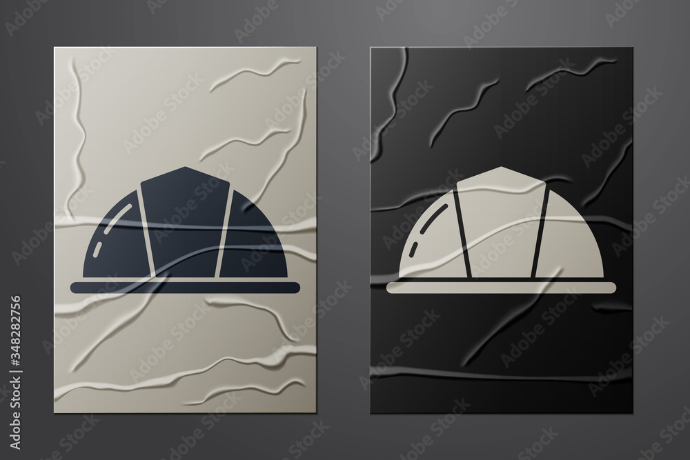 白色工人安全帽图标隔离在皱巴巴的纸背景上。纸艺术风格。矢量