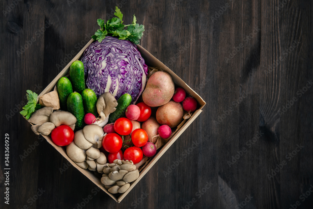 Fresh vegetables home delivery in a paper box