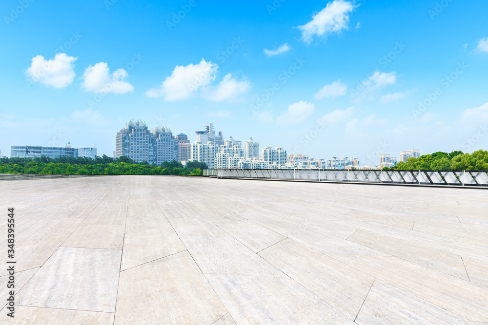 中国上海，空荡荡的广场层和城市天际线。