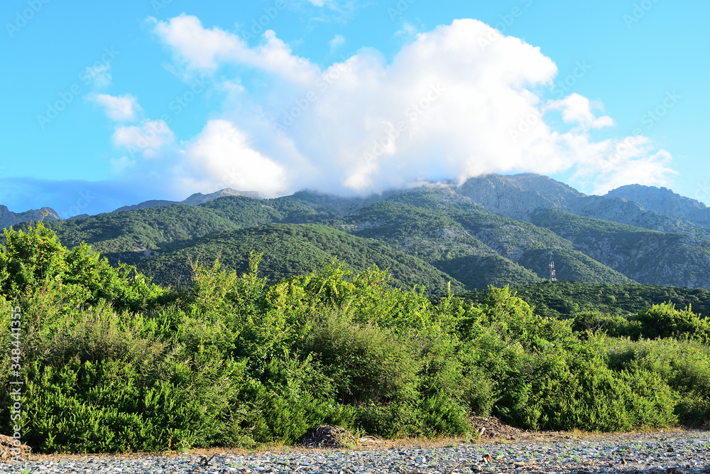 萨奥斯山丰加里（月亮）峰上的云——从希腊萨莫特拉基岛的Therma海滩俯瞰，