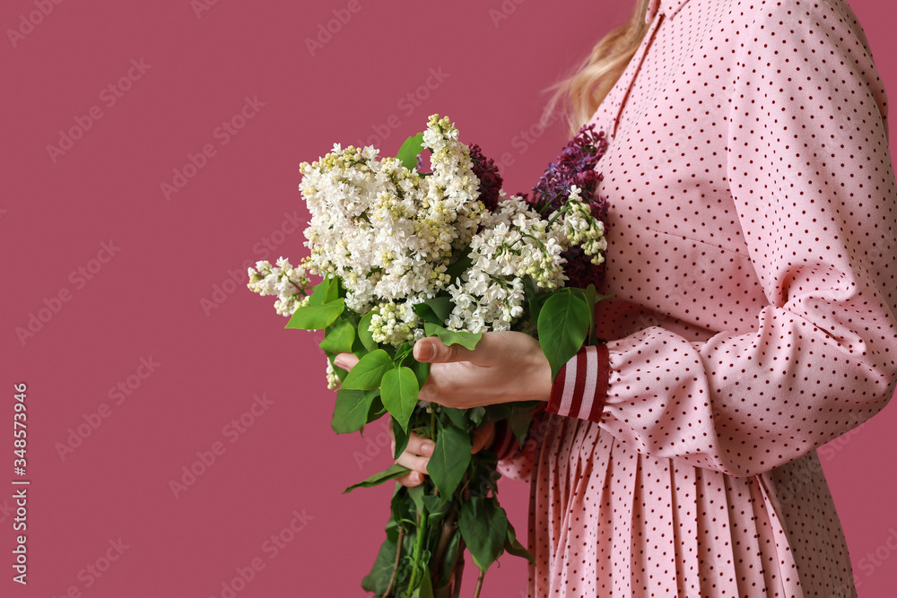 美丽的年轻女子，背景是淡紫色的花朵