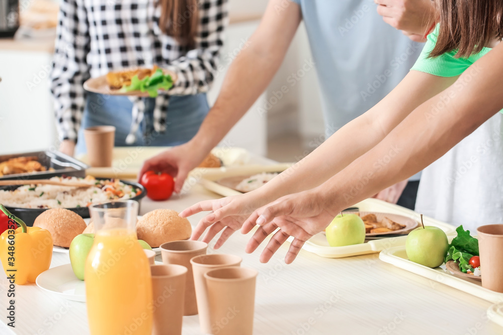 学生到学校食堂吃午饭