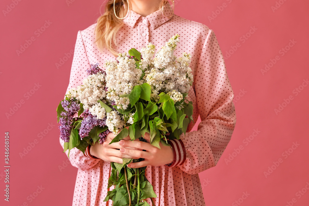 美丽的年轻女子，背景是淡紫色的花朵