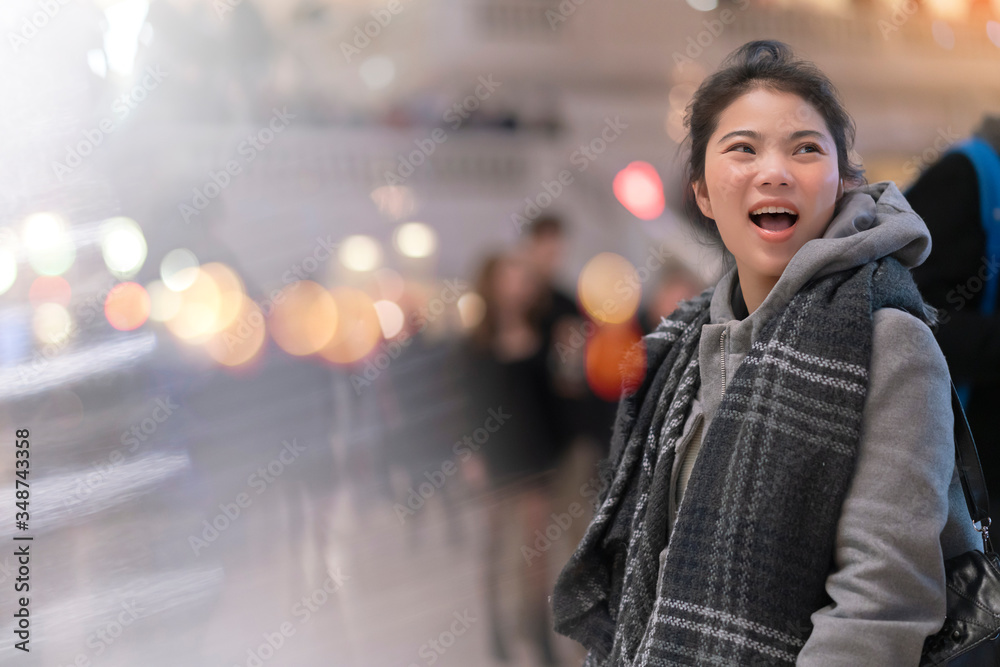 迷人美丽的亚洲女性独自旅行，享受观光并在gr中寻找方向