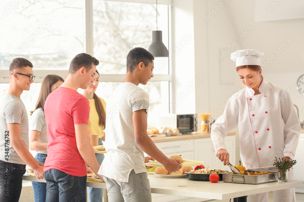 学生到学校食堂吃午饭