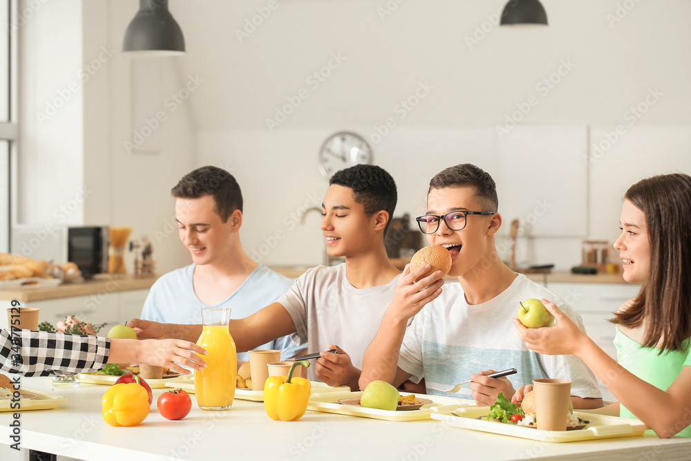 学生在学校食堂吃午饭