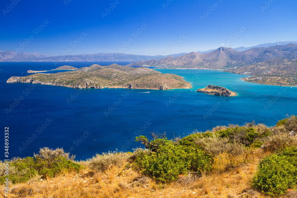 希腊克里特岛海岸线米拉贝洛湾的Turquise水域