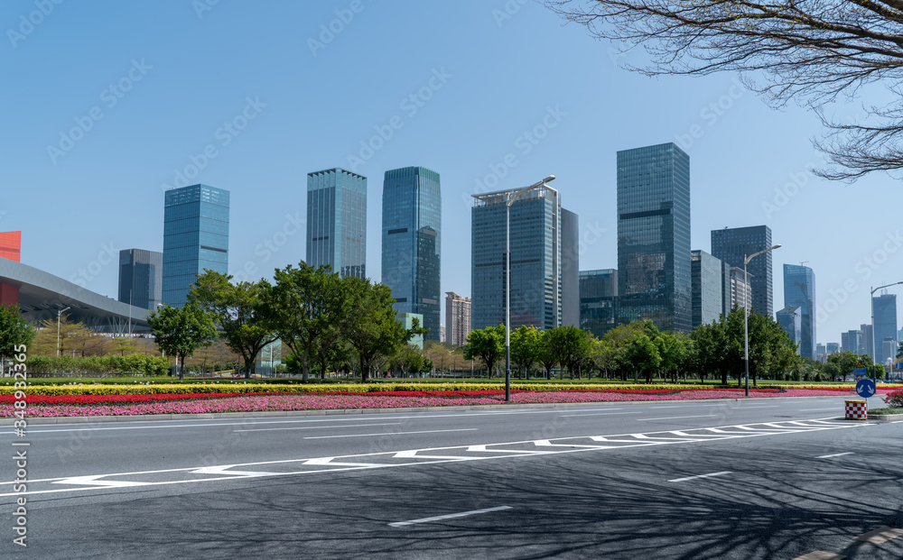 深圳的摩天大楼和道路地面