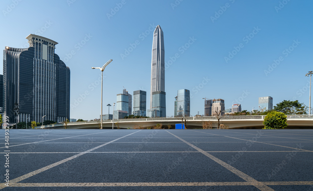 深圳的摩天大楼和道路地面