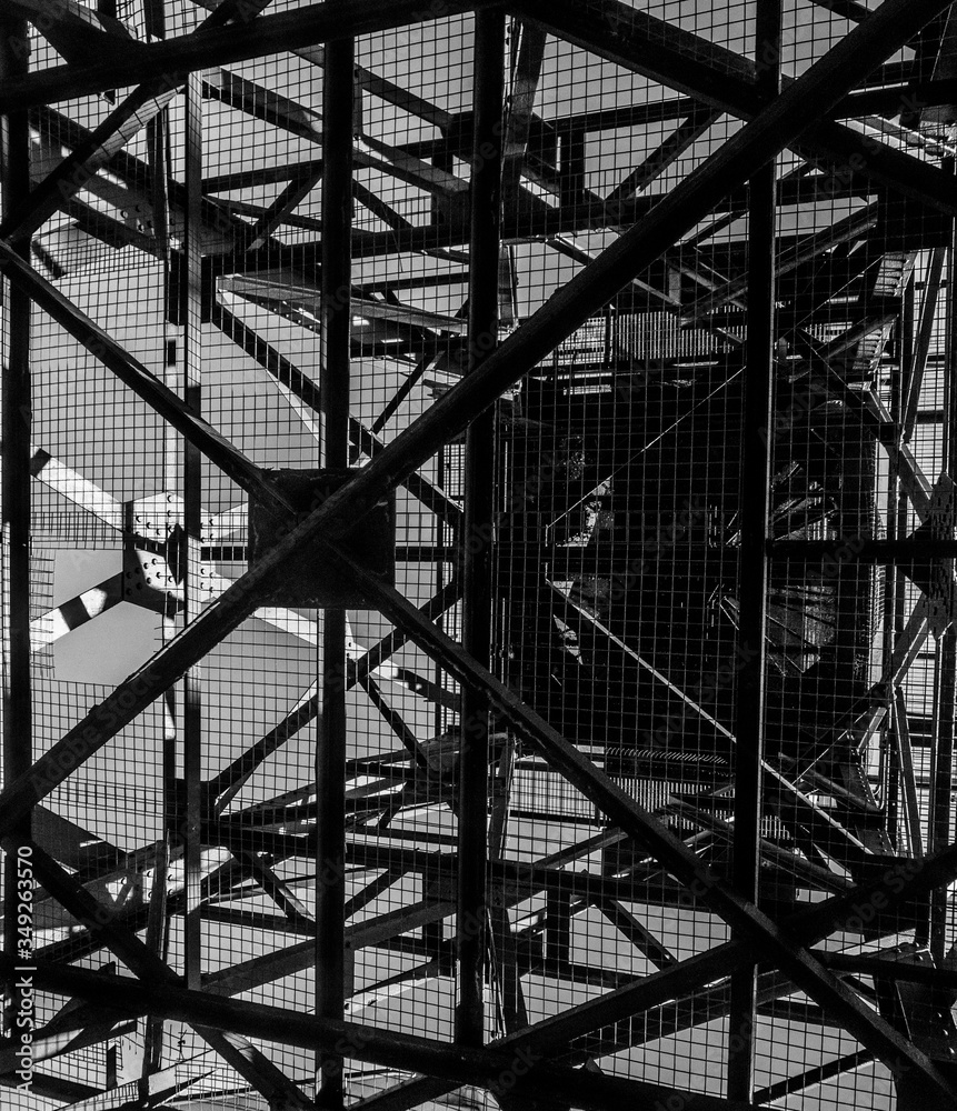 The elevator.
Black and white picture of a massive metallic structure who have the shape of an indus