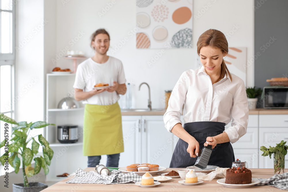 女性糖果师在厨房烹饪美味甜点