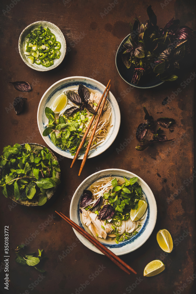 越南美食午餐。米粉鸡汤Pho Ga配香菜、豆芽、gr