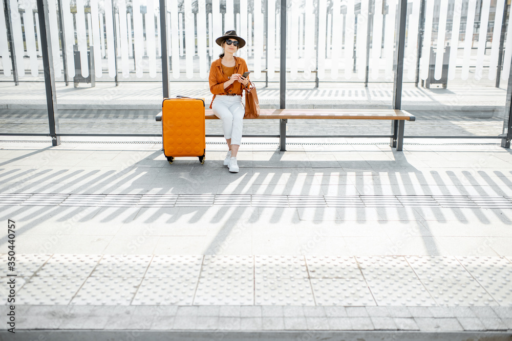 公共交通站点的女性旅客