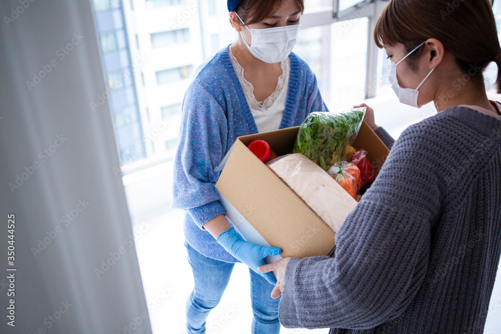 ネットスーパーで購入した食料品を受け取る