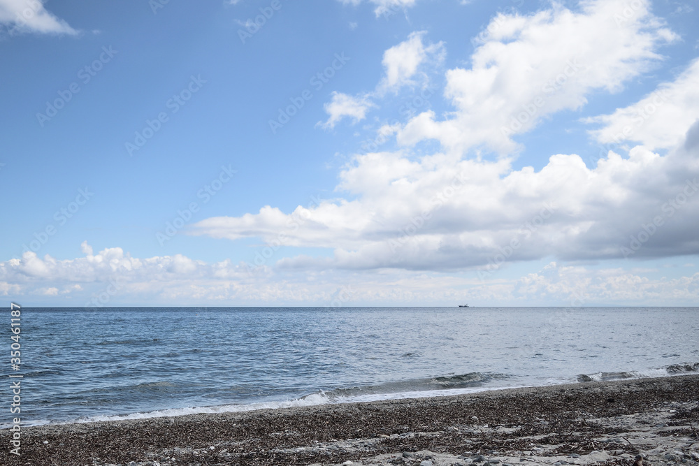 希腊爱琴海萨莫特拉基岛Therma海滩的多云夏日