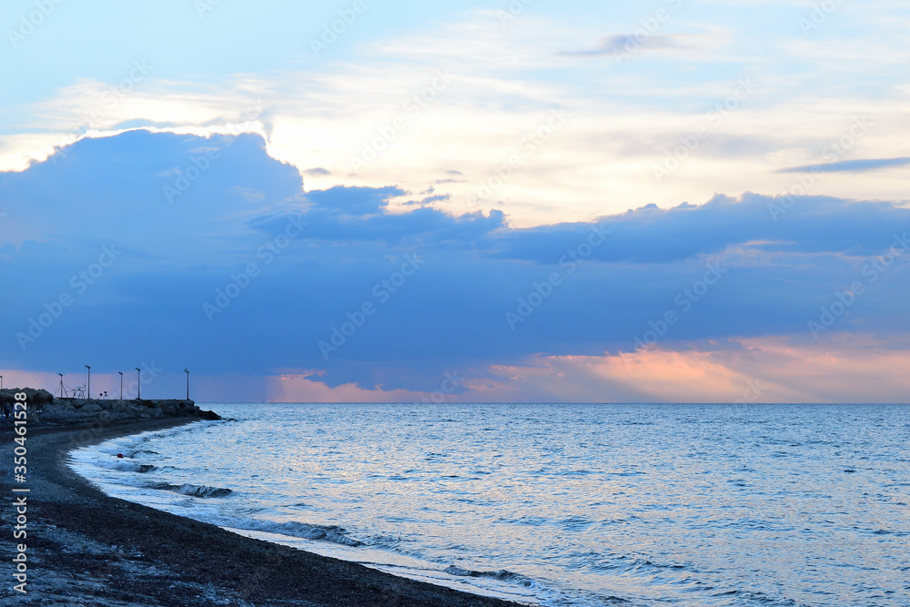 希腊爱琴海萨莫特拉基岛Therma海滩的多云夏日