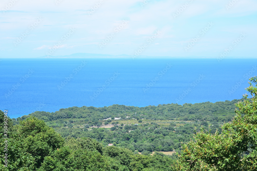 从山顶到Samothraki Therma地区森林海岸的景色