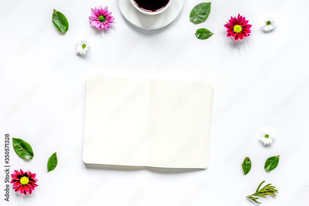 Copybook，americano and flowers on white table top-view mock（白色桌面上的文案、美洲和鲜花实物模型）