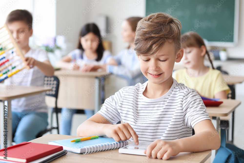 小男孩在课堂上做数学任务