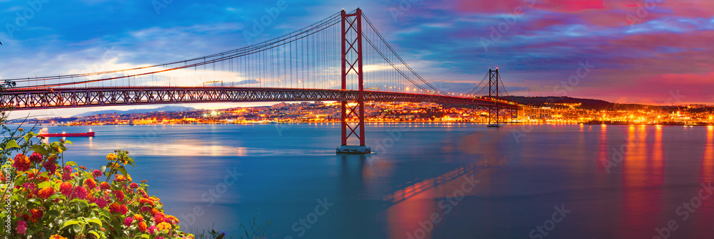 Paisaje de Lisboa al atardecer. Fotografía panorámica del puente 25 de Abril de la ciudad de Lisboa 