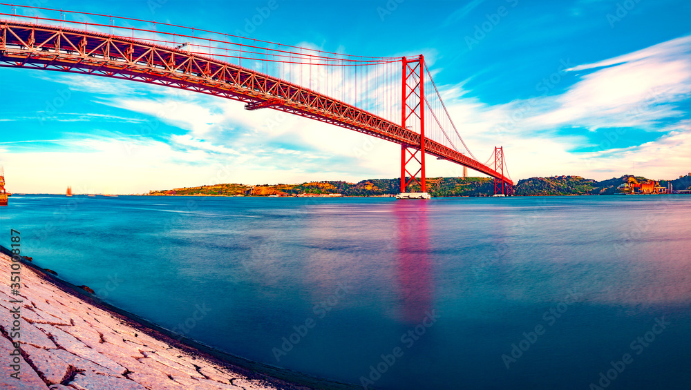 Paisaje de Lisboa al atardecer. Fotografía panorámica del puente 25 de Abril de la ciudad de Lisboa 