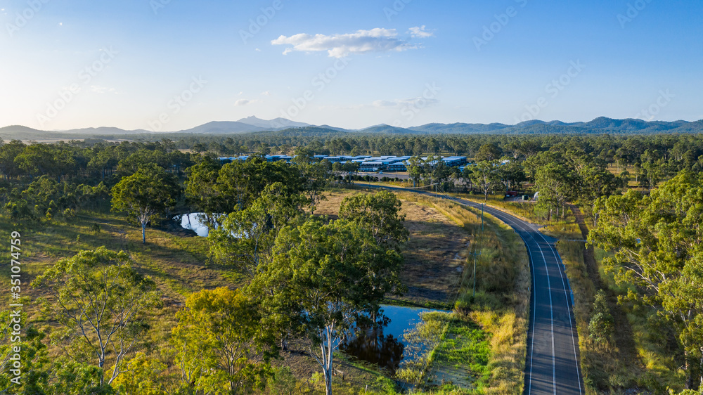 卡利奥佩河路上方的景色，朝向Homeground营地，背景是Mount Larcom