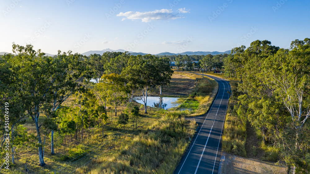 卡利奥佩河路上方的景色，朝向Homeground营地，背景是Mount Larcom