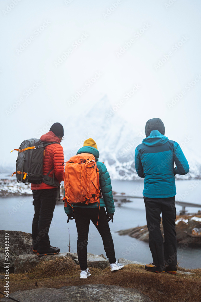 在挪威罗弗敦岛哈姆诺伊徒步旅行的背包客