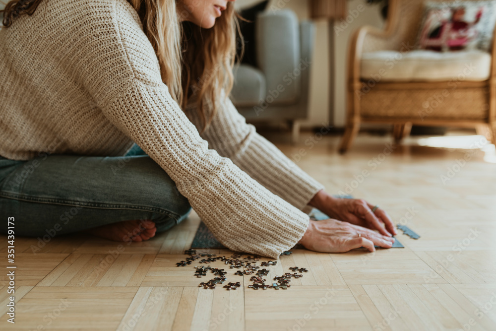 女性在自我隔离期间拼拼图