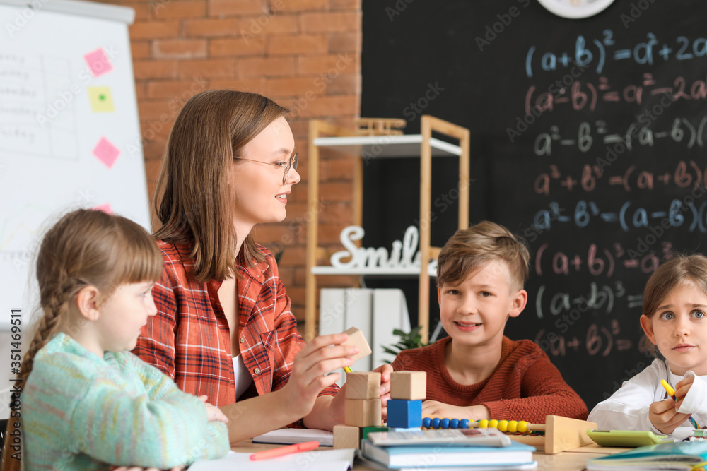 孩子们在课堂上和数学老师一起上课